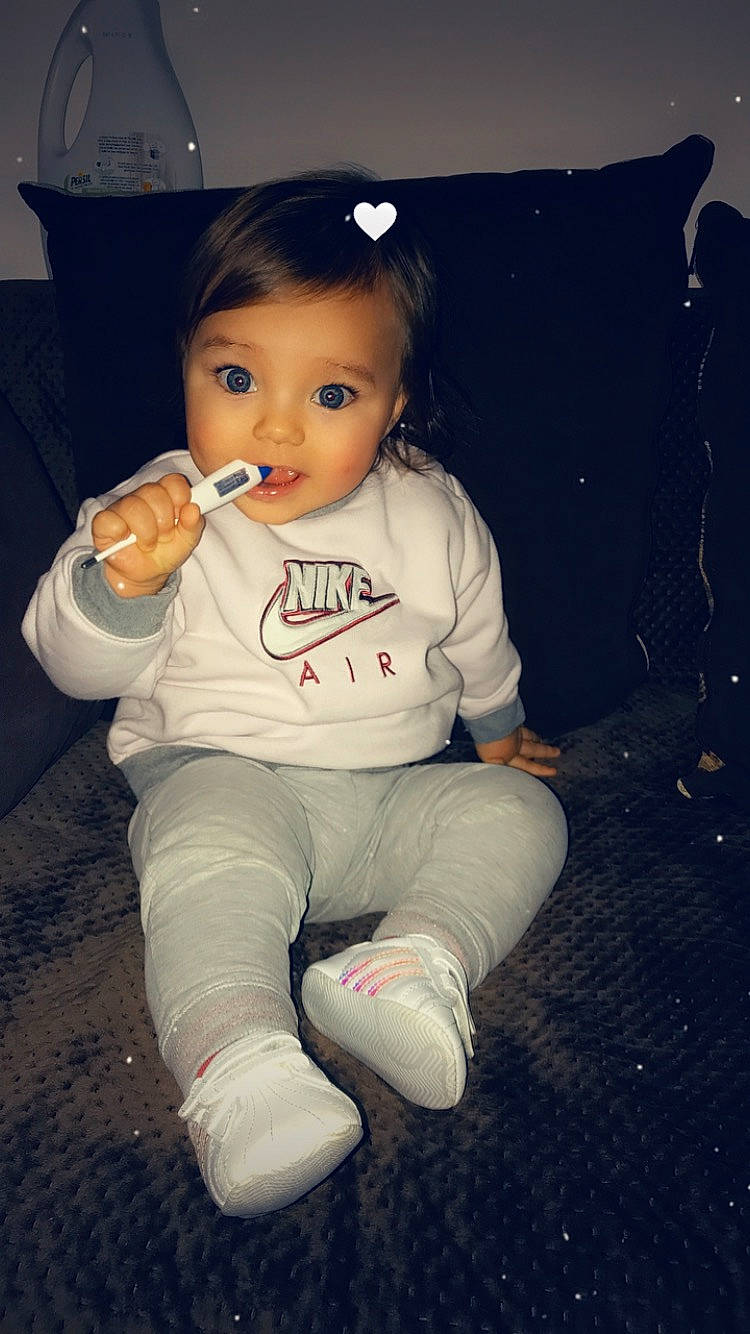 Layna a rejoint le concours — aidez-le/la à gagner de superbes lots ! baby_toddler_clothing, black, cheek, chin, eye, eyebrow, facial_expression, finger, flash_photography, gesture, hair, hairstyle, happy, iris, lip, nose, person, product, skin, sleeve