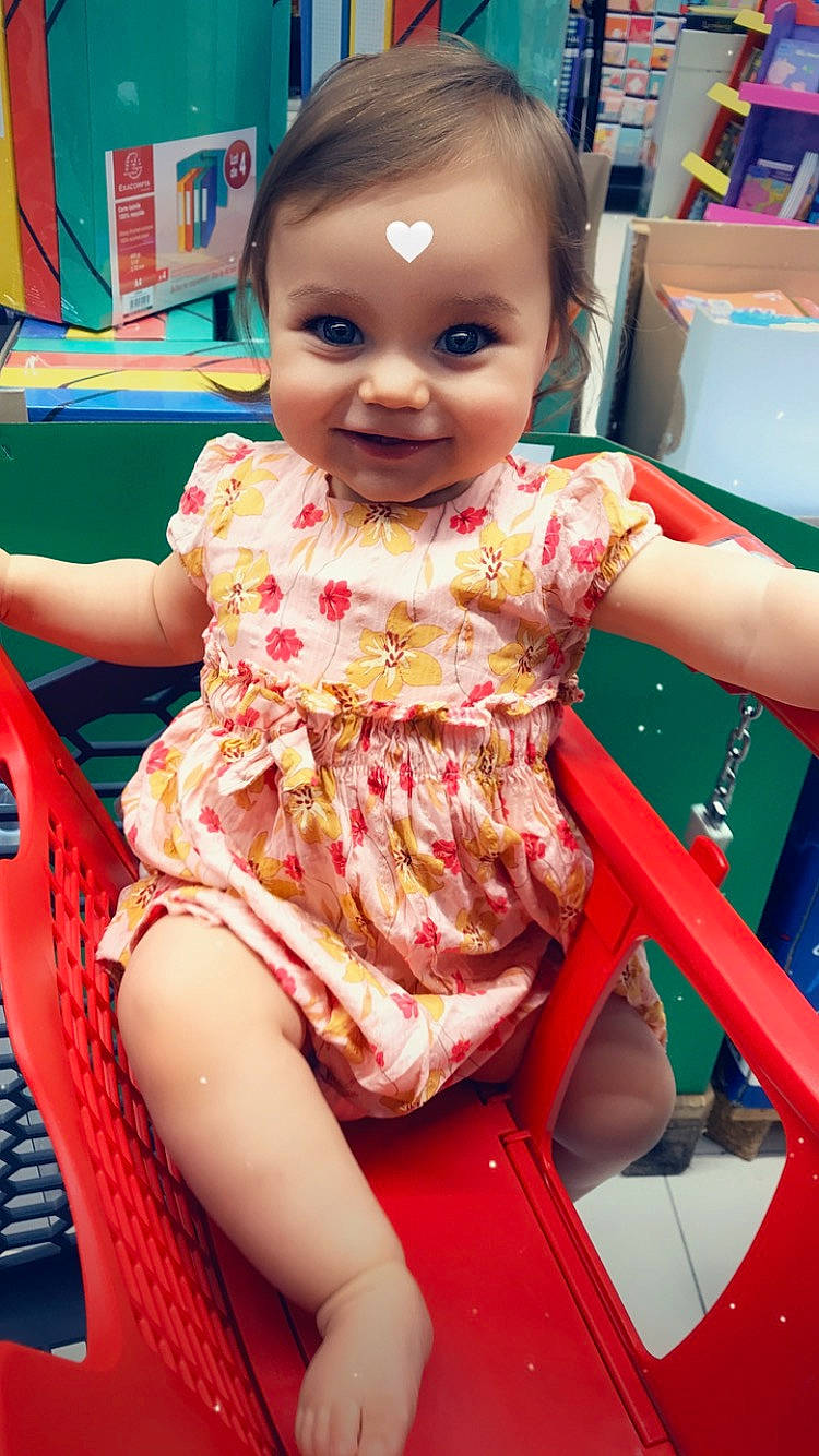 Layna a rejoint le concours — aidez-le/la à gagner de superbes lots ! baby, baby_toddler_clothing, beauty, cheek, child, facial_expression, fun, hairstyle, happy, human_leg, joy, leisure, magenta, person, photograph, pink, recreation, skin, smile, thigh