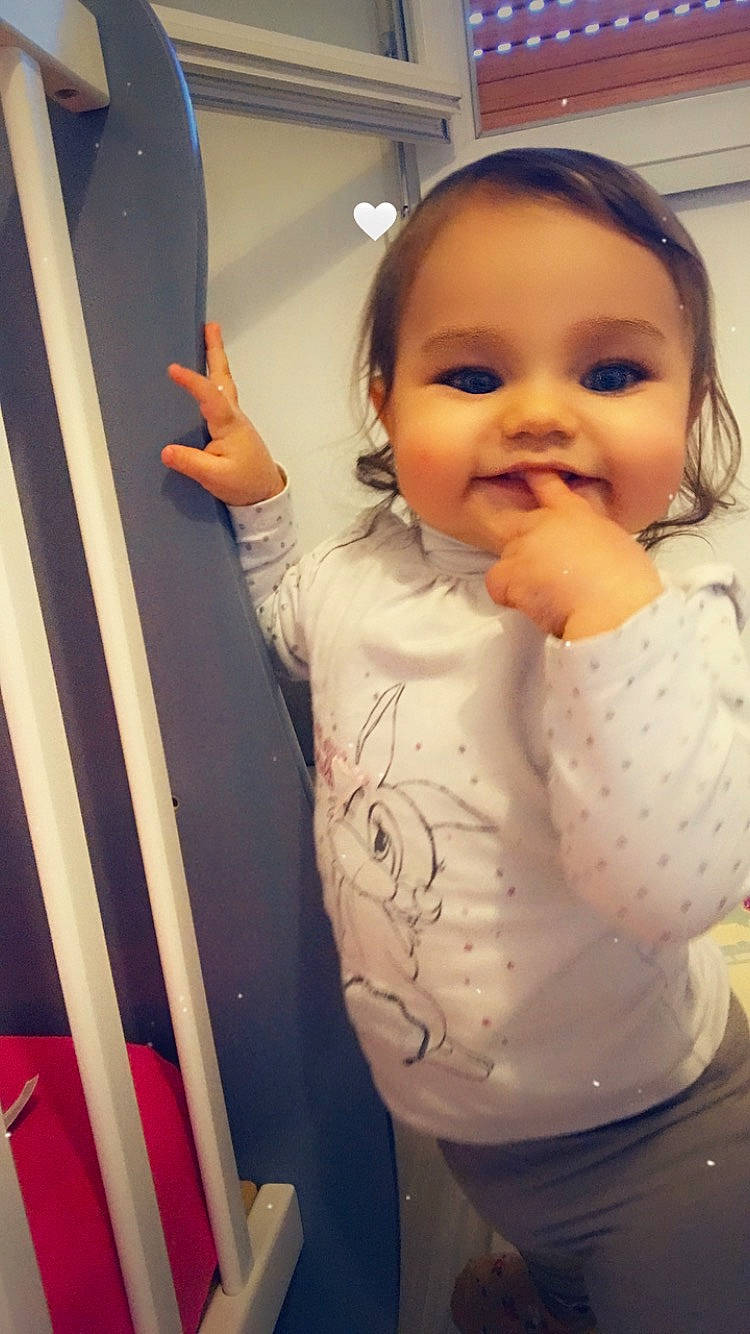 Layna participe au concours pour gagner de l'argent avec cette photo : abdomen, baby, baby_toddler_clothing, cheek, comfort, eye, eyelash, finger, gesture, happy, human_body, iris, joy, lip, mouth, neck, nose, person, sleeve, smile