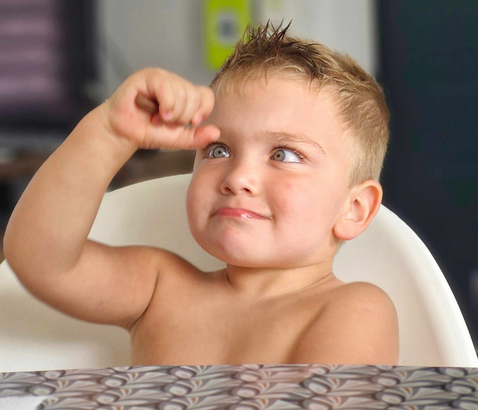Lucas a rejoint le concours — aidez-le/la à gagner de superbes lots ! child, boy, face, expression, high_chair, arm, skin, hair, indoor, portrait, playful, happy, fist, table, mischievous, young, candid, cute, person, smile