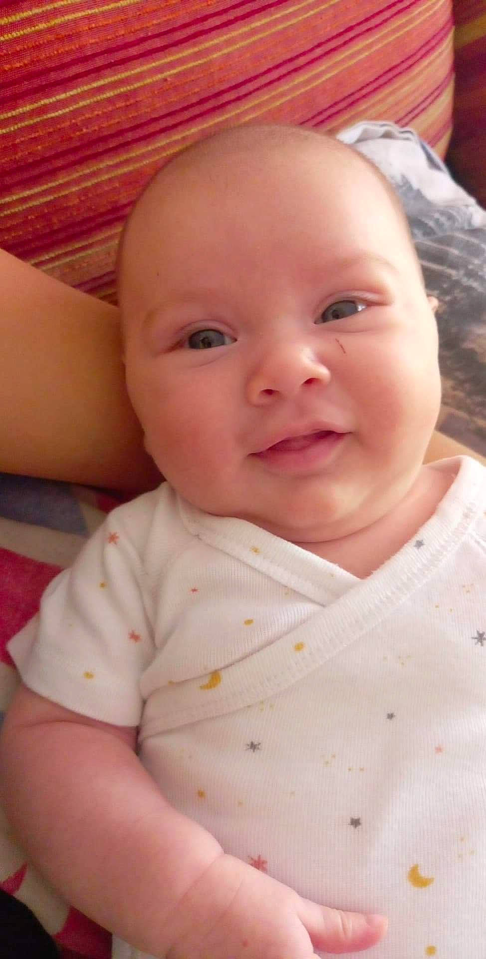 Elina a rejoint le concours — aidez-le/la à gagner de superbes lots ! baby, baby_toddler_clothing, cheek, child, chin, collar, comfort, eyebrow, facial_expression, happy, iris, linens, lip, mouth, nose, person, pink, skin, sleeve, smile