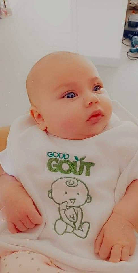 Elina participe au concours pour gagner de l'argent avec cette photo : baby, baby_toddler_clothing, blue, cheek, chin, eye, eyebrow, facial_expression, head, human, iris, lip, mouth, neck, nose, organ, person, product, skin, sleeve