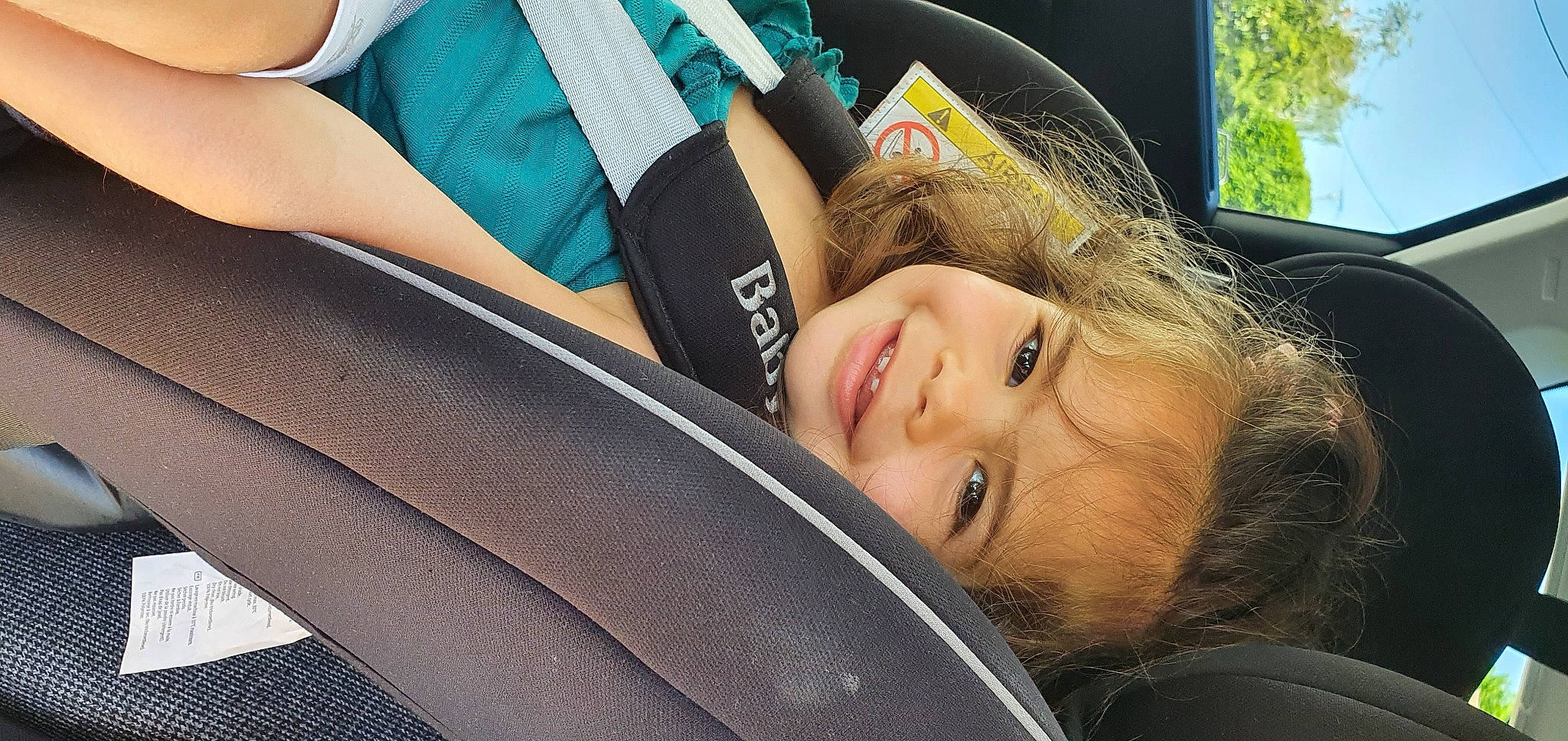 Ludivine participe au concours pour gagner de l'argent avec cette photo : automotive_design, automotive_tire, car_seat, comfort, facial_expression, finger, fun, grass, happy, joy, motor_vehicle, person, plant, product, rim, skin, smile, toddler, tree, vehicle_door