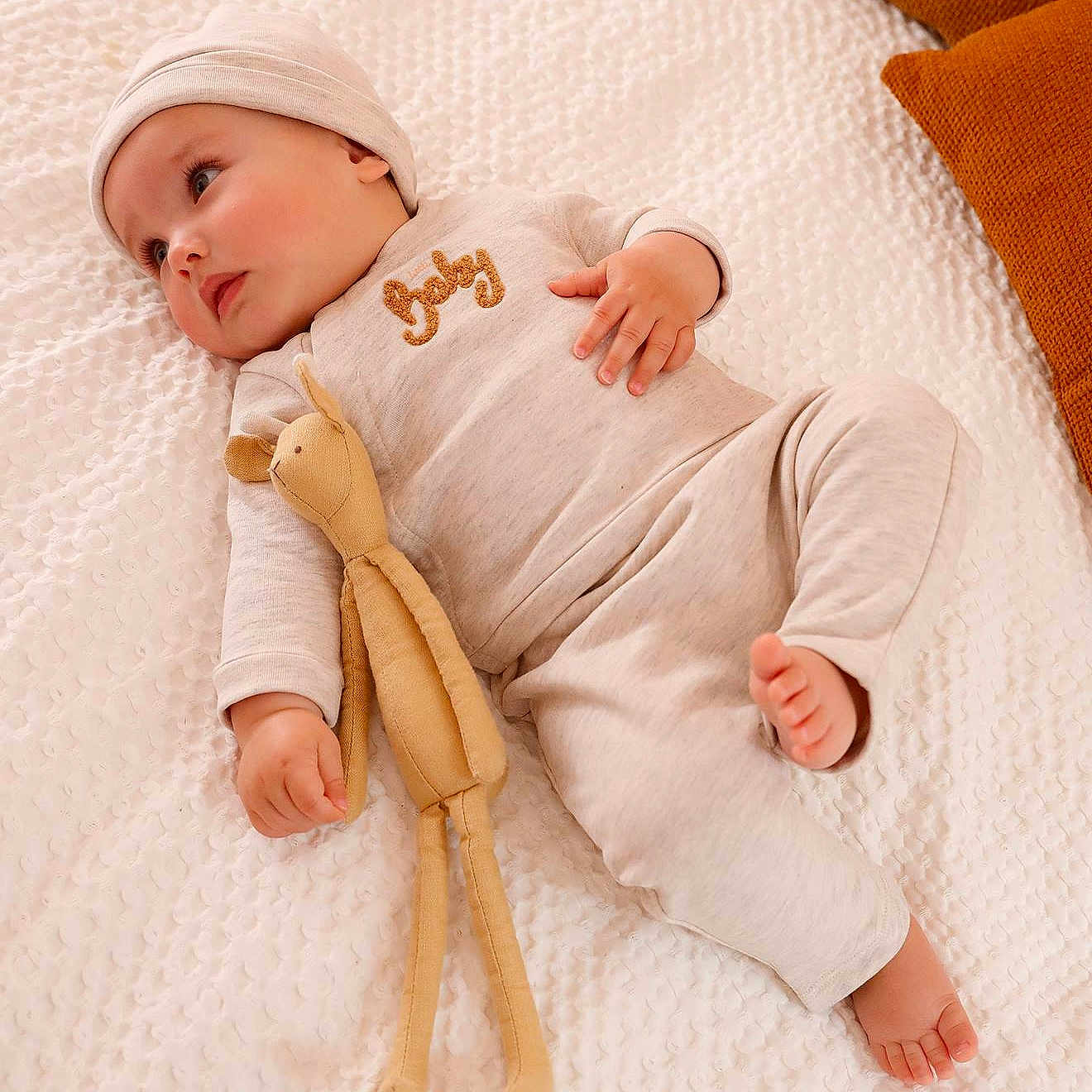 Ethan a rejoint le concours — aidez-le/la à gagner de superbes lots ! baby, bed, blanket, cap, child, comfort, cushion, cute, indoors, infant, lying_down, pajamas, peaceful, resting, sleepwear, small_toy, soft_texture, stuffed_animal, toy, warm_colors