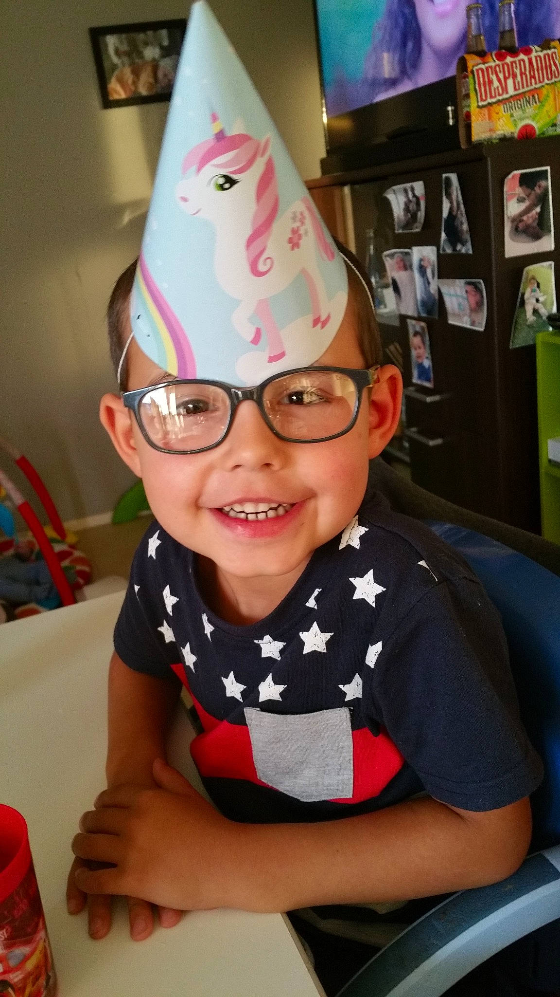 Lorenzo participe au concours pour gagner de l'argent avec cette photo : child, eyewear, fun, glasses, hat, joy, party_hat, party_supply, person, toddler
