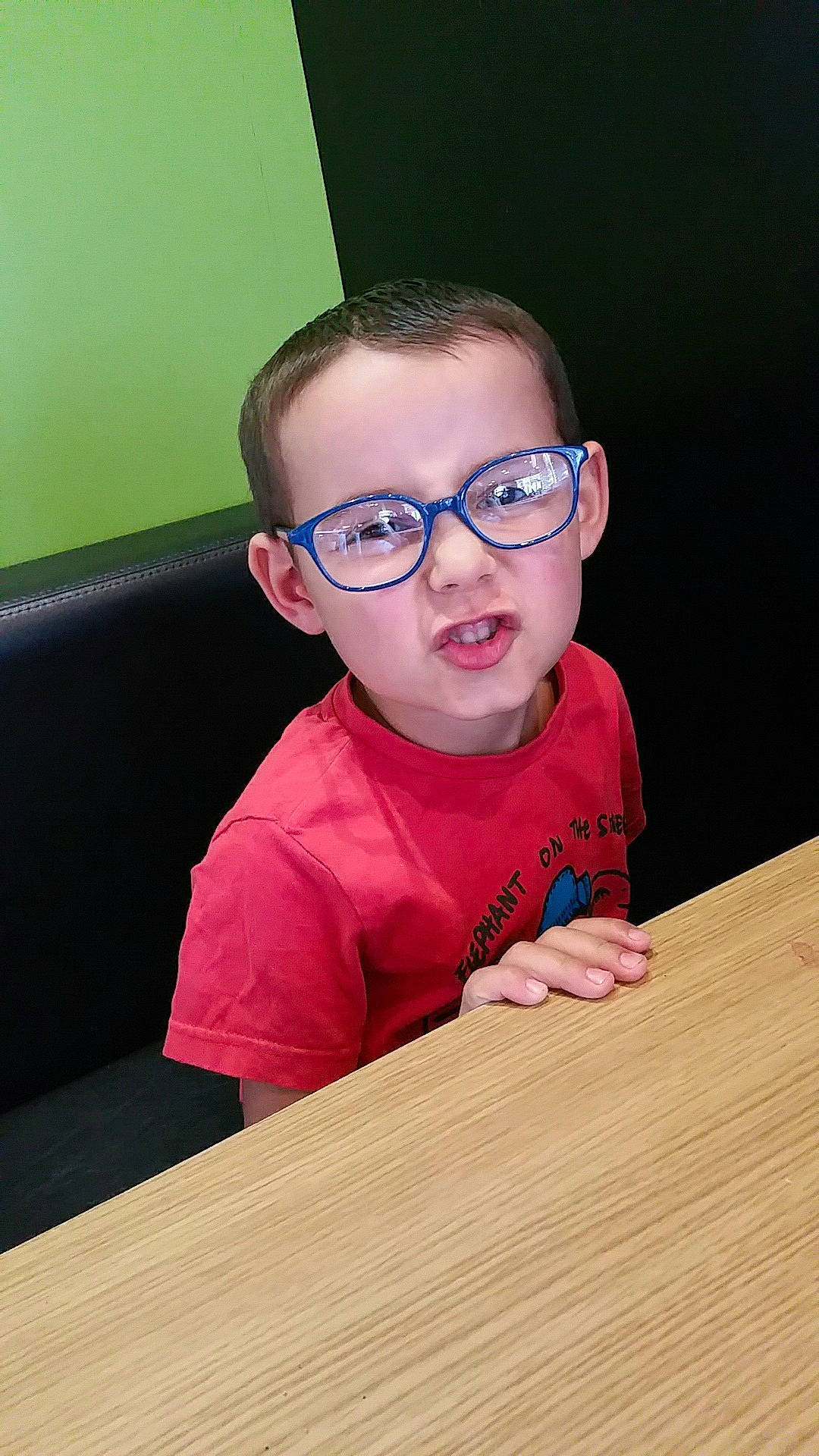 Lorenzo a rejoint le concours — aidez-le/la à gagner de superbes lots ! anger, child, eyewear, fun, glasses, head, person, smile, vision_care, wood