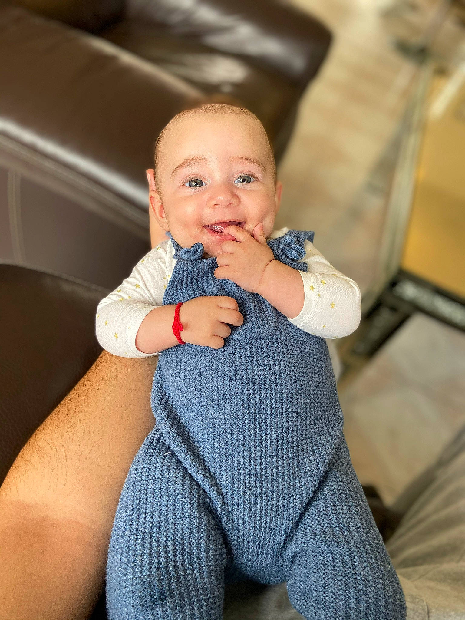 Eden a rejoint le concours — aidez-le/la à gagner de superbes lots ! arm, baby, baby_toddler_clothing, chair, clothing, comfort, dress, finger, flash_photography, gesture, hair, hand, happy, head, human_body, joint, joy, person, shoulder, skin