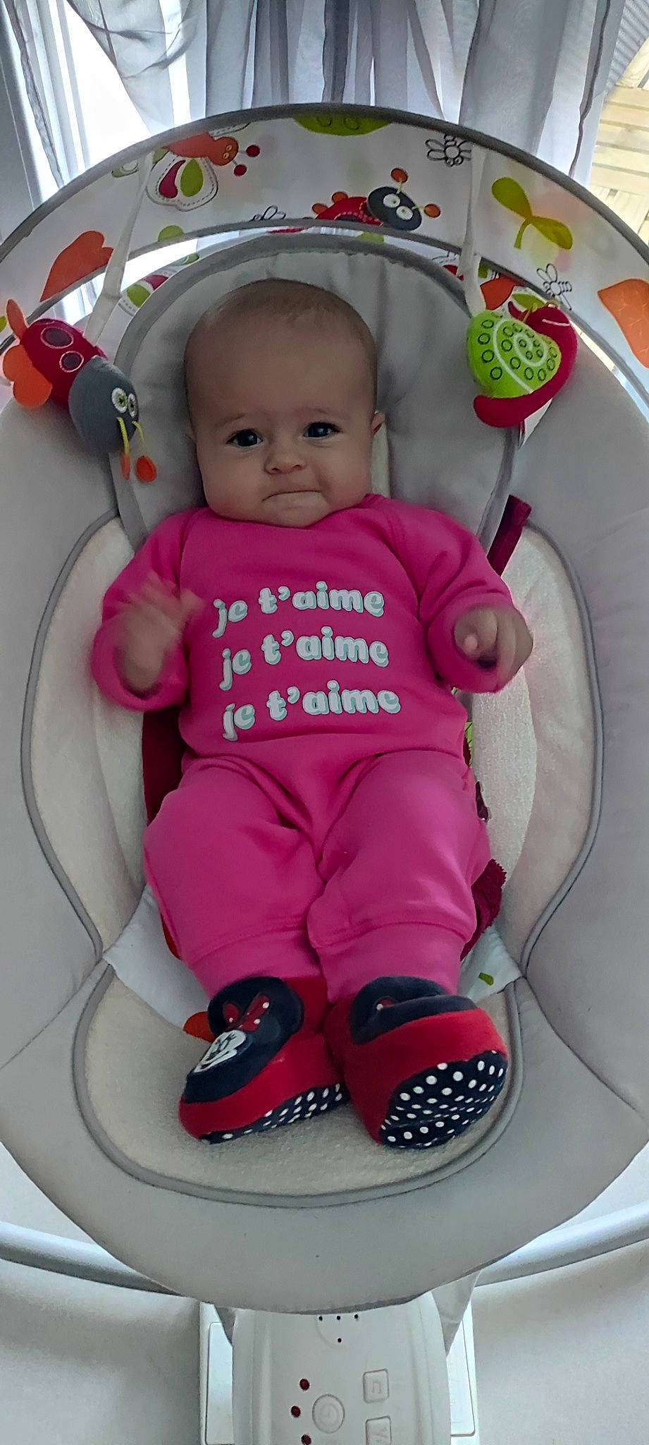 Kira a rejoint le concours — aidez-le/la à gagner de superbes lots ! baby, baby_carriage, baby_toddler_clothing, beauty, cheek, child, happy, kitchen_utensil, magenta, organ, person, photograph, pink, product, purple, skin, sleeve, smile, sock, toddler