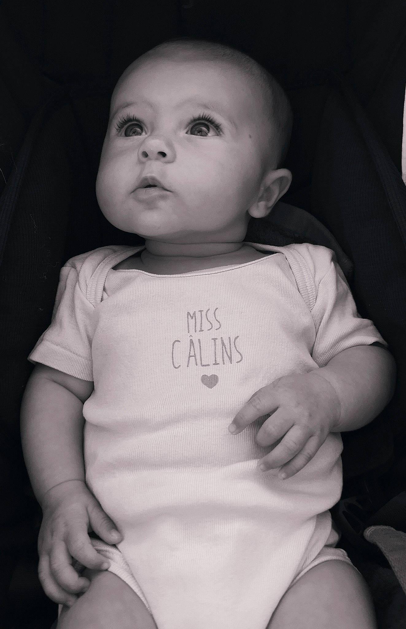 Kira participe au concours pour gagner de l'argent avec cette photo : baby_toddler_clothing, black, black_and_white, cheek, eye, flash_photography, gesture, grey, hand, human, human_body, lip, mouth, nose, organ, person, skin, sleeve, standing, style