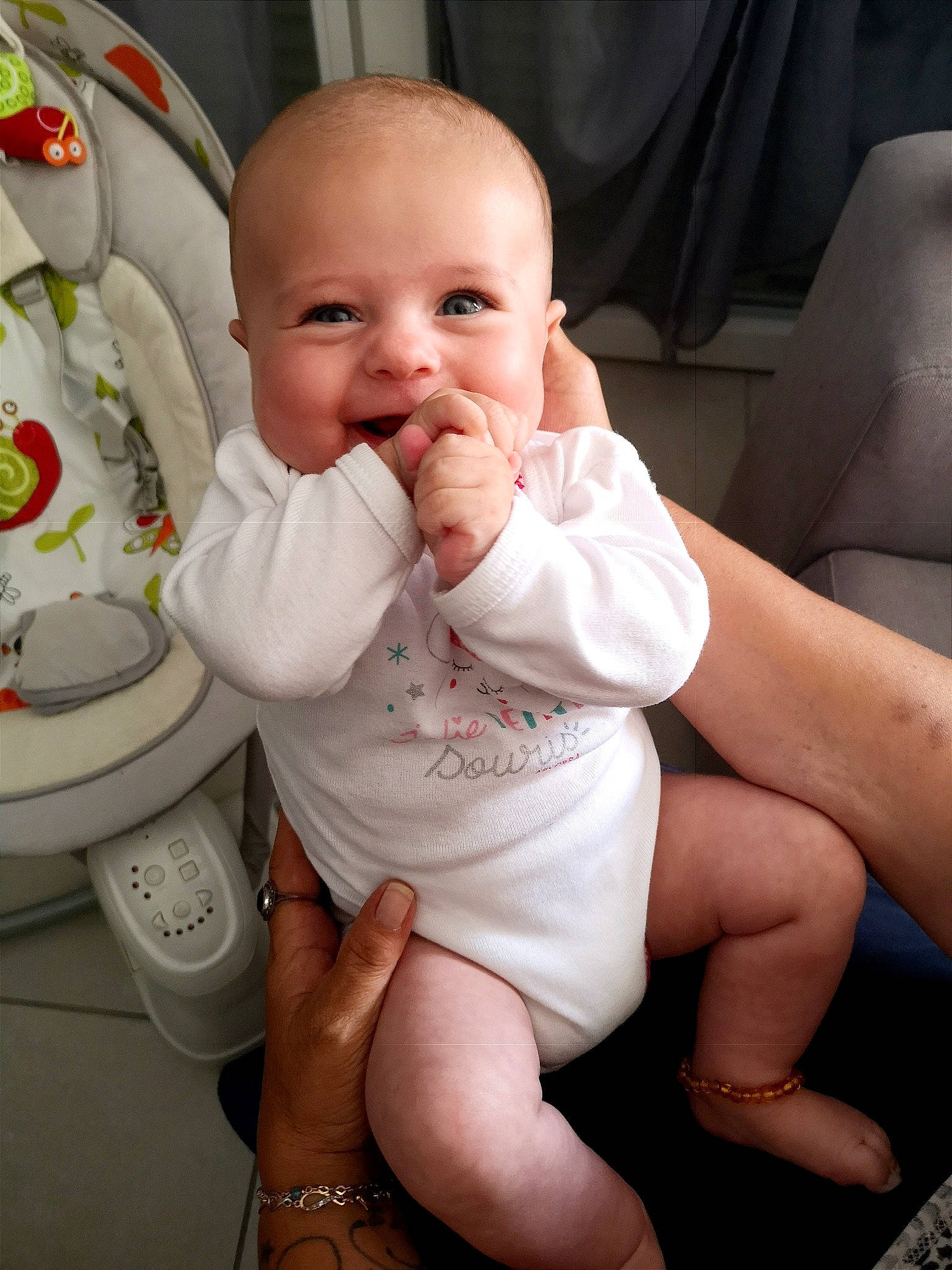 Kira participe au concours pour gagner de l'argent avec cette photo : baby, baby_toddler_clothing, cheek, comfort, dress, eye, finger, hand, head, human_body, knee, leg, lip, mouth, neck, person, pink, skin, sleeve, smile