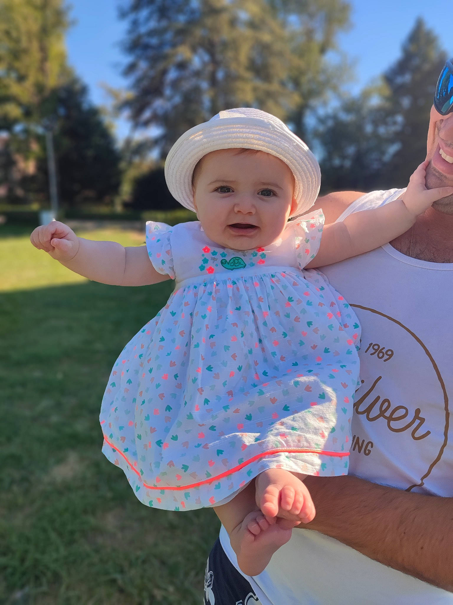 Amalia participe au concours pour gagner de l'argent avec cette photo : arm, azure, baby_toddler_clothing, cap, cool, face, facial_expression, finger, fun, gesture, happy, headwear, leisure, magenta, person, pink, recreation, sky, sleeve, standing
