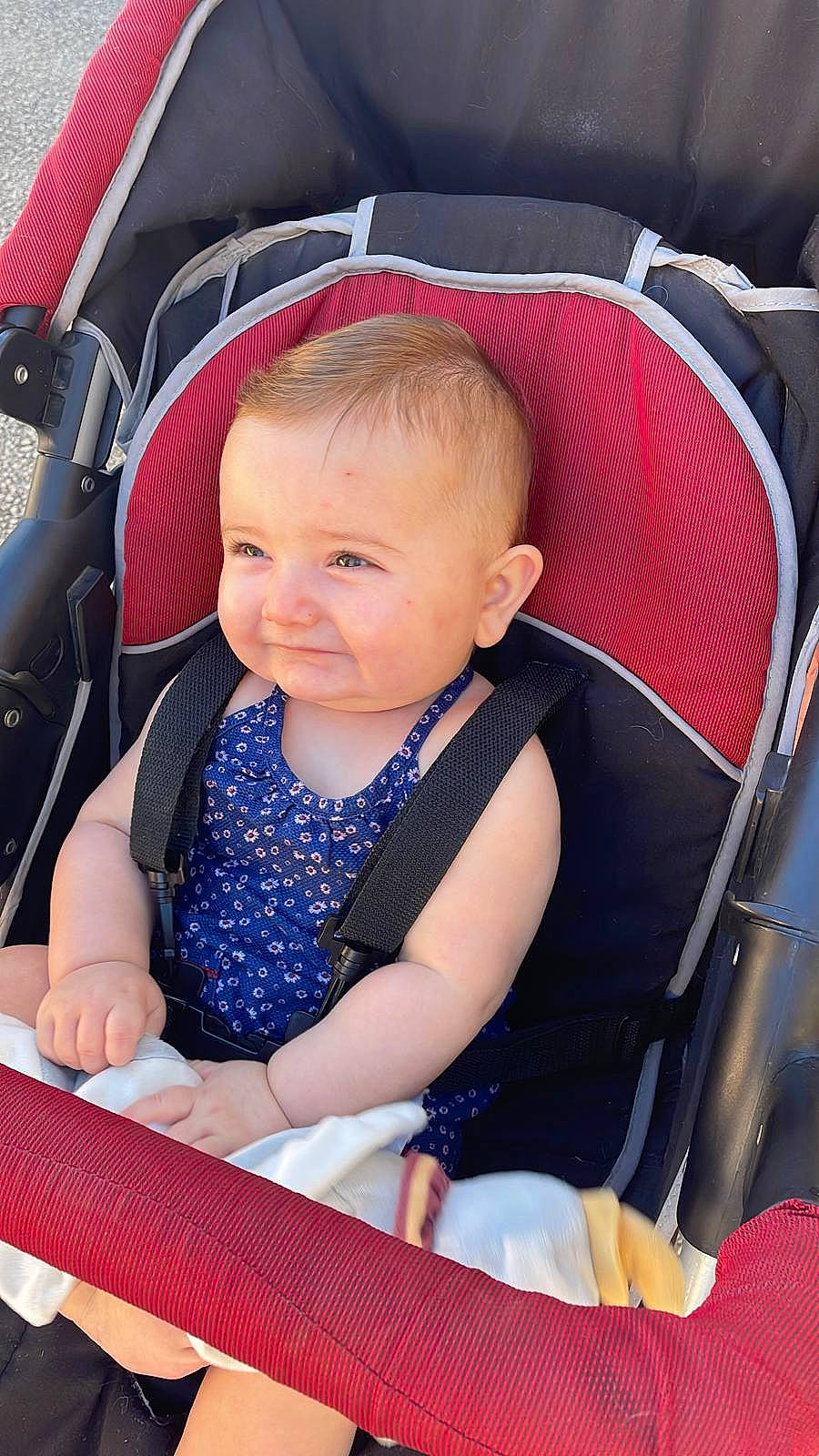 Amalia participe au concours pour gagner de l'argent avec cette photo : auto_part, baby, baby_carriage, baby_products, baby_toddler_clothing, beauty, black, blue, car_seat, chair, child, comfort, electric_blue, fun, lap, person, photograph, sitting, smile, snapshot