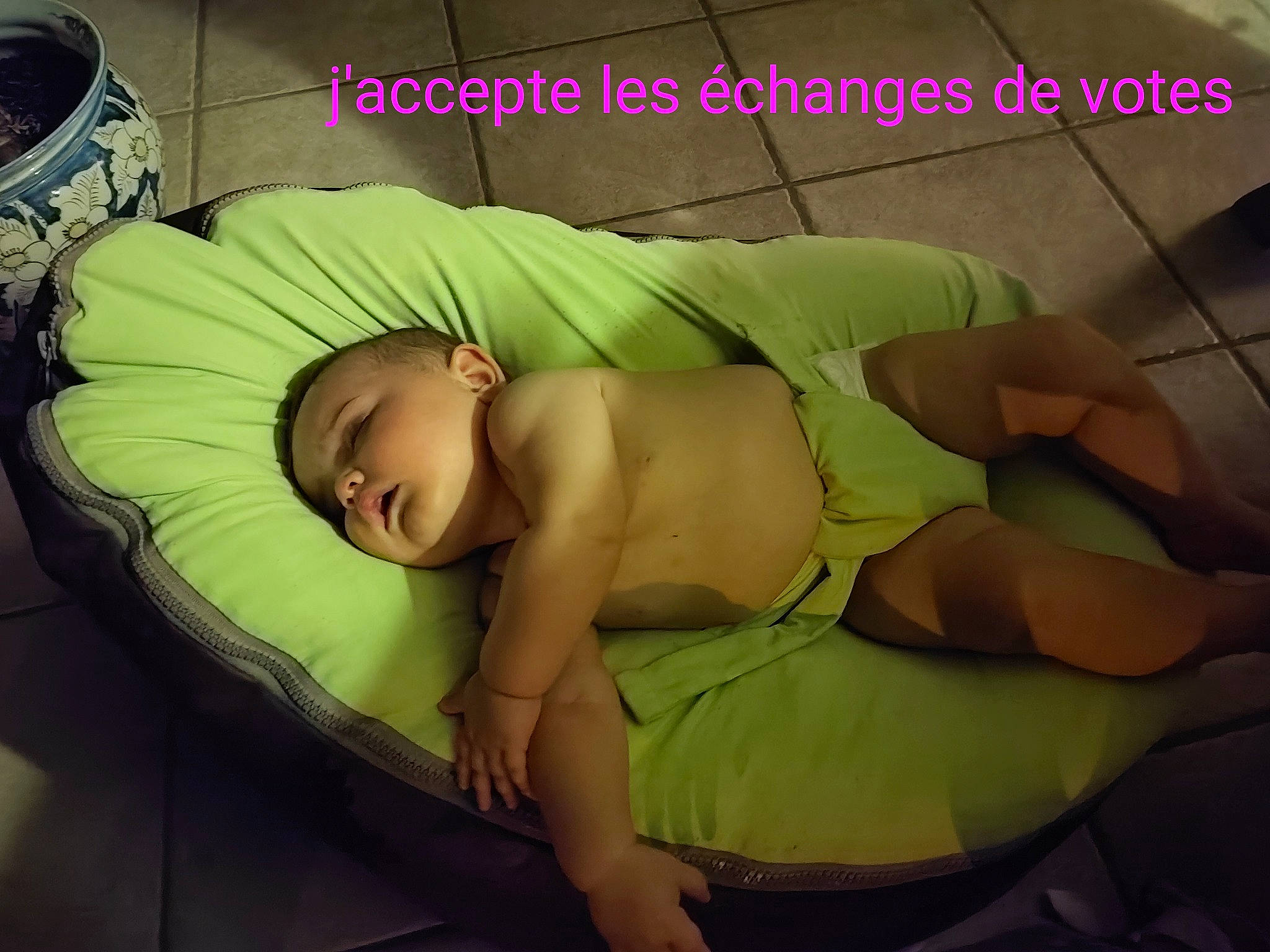 Amalia a rejoint le concours — aidez-le/la à gagner de superbes lots ! abdomen, baby, baby_products, baby_sleeping, bed, bedding, bedtime, chest, child, comfort, happy, human_body, human_leg, knee, linens, nap, person, photo_caption, room, thigh