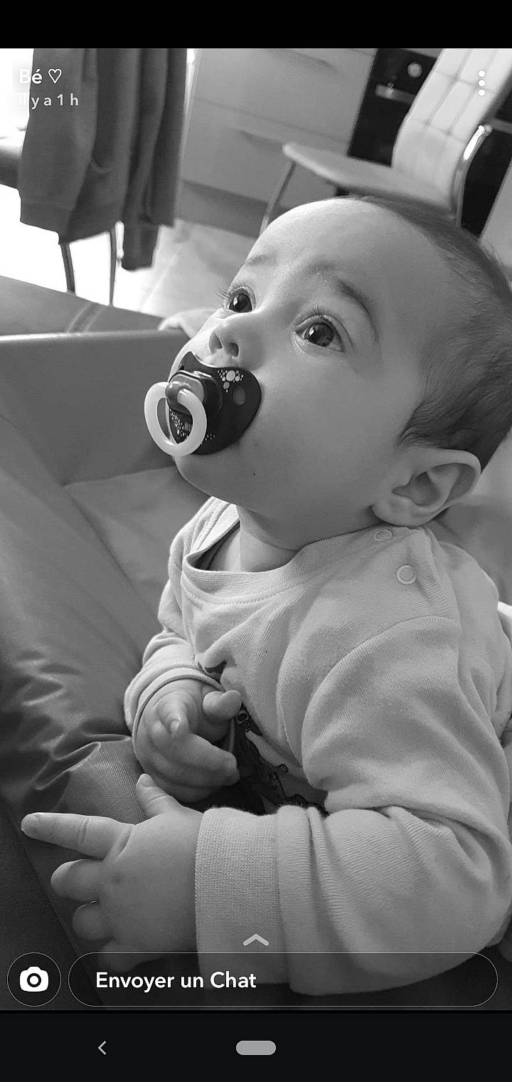 Kaïs participe au concours pour gagner de l'argent avec cette photo : arm, baby, baby_toddler_clothing, black, black_and_white, cheek, comfort, drinkware, finger, flash_photography, gesture, hand, happy, iris, monochrome, mouth, nose, person, style, toddler