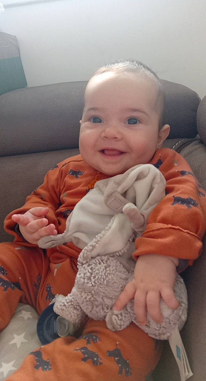 Kaïs participe au concours pour gagner de l'argent avec cette photo : arm, baby_toddler_clothing, cheek, chin, comfort, eye, face, facial_expression, hand, happy, head, iris, joy, lip, mouth, nose, person, product, skin, sleeve