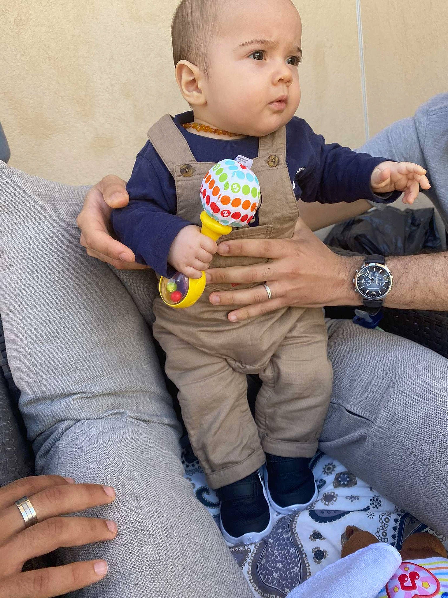 Kaïs a rejoint le concours — aidez-le/la à gagner de superbes lots ! baby, baby_playing_with_toys, baby_toddler_clothing, child, comfort, event, finger, fun, gesture, hand, happy, human, nail, people, person, sitting, sleeve, thigh, thumb, toddler