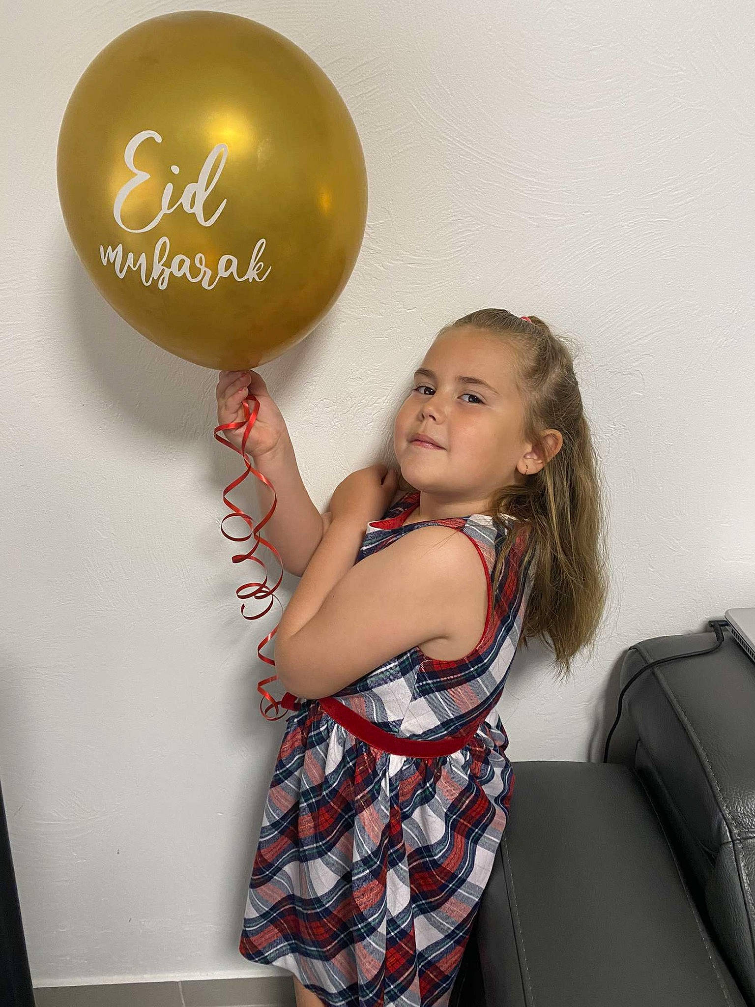 Shayna a rejoint le concours — aidez-le/la à gagner de superbes lots ! automotive_design, bag, balloon, beauty, blackboard, child, dress, event, finger, flash_photography, fun, gesture, happy, human_leg, luggage_and_bags, party_supply, pattern, person, smile, thigh