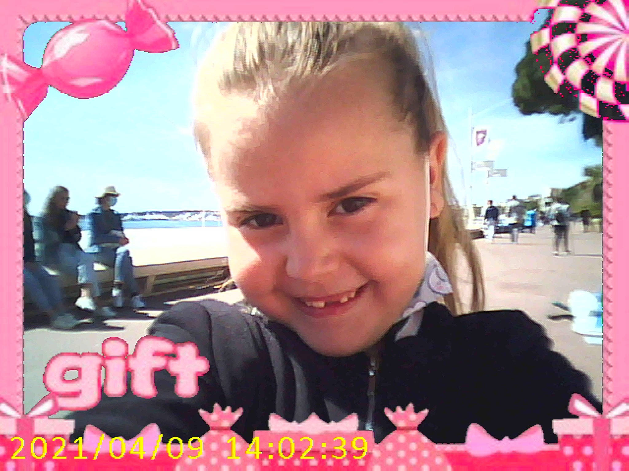 Shayna a rejoint le concours — aidez-le/la à gagner de superbes lots ! adaptation, cloud, cool, eyelash, face, facial_expression, forehead, fun, hairstyle, happy, human, joy, people, person, photograph, pink, product, red, sky, smile