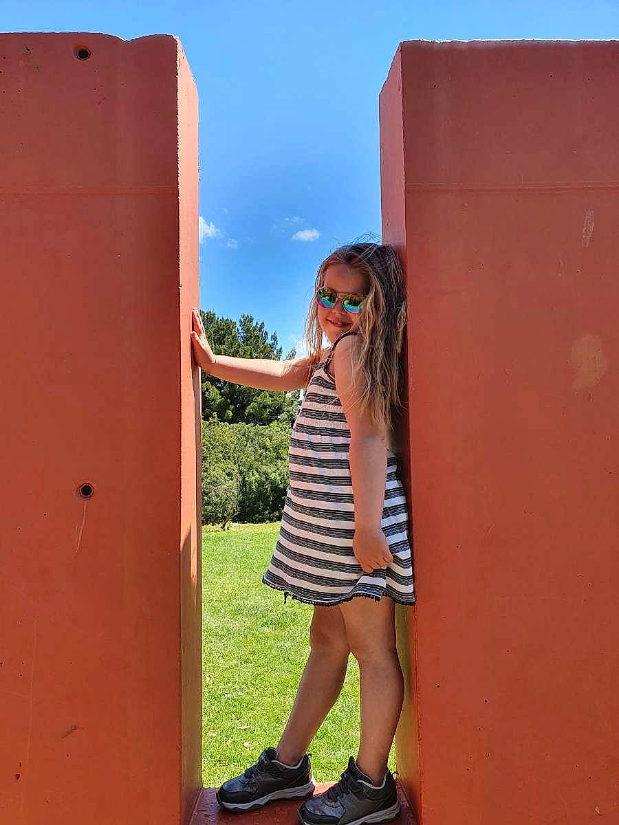 Shayna a rejoint le concours — aidez-le/la à gagner de superbes lots ! art, blond, electric_blue, eyewear, fashion, gas, grass, human_leg, joy, landscape, leisure, magenta, metal, person, pink, sky, standing, street_fashion, summer, tints_and_shades