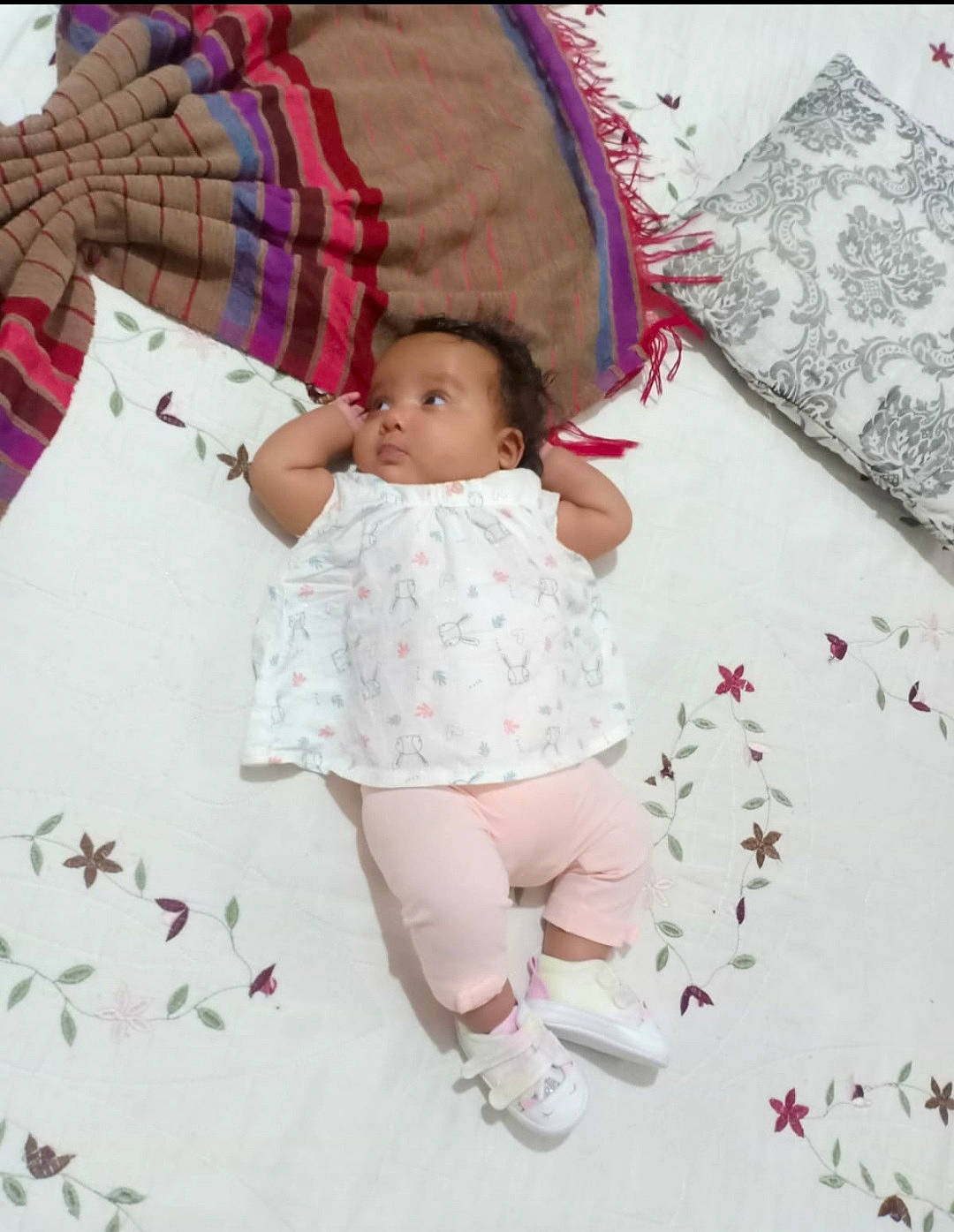 Zineb a rejoint le concours — aidez-le/la à gagner de superbes lots ! baby, baby_products, baby_toddler_clothing, bed_sheet, bedding, child, comfort, design, linens, magenta, pattern, person, pink, plaid, purple, room, sleeve, tartan, textile, toddler