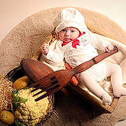 Luna a rejoint le concours — aidez-le/la à gagner de superbes lots ! baby, basket, blanket, carrot, cauliflower, closeup, cozy, hat, infant, newborn, plush_rug, portrait, potatoes, props, straw, studio_lighting, tights, vegetables, white_clothing, wooden_fork
