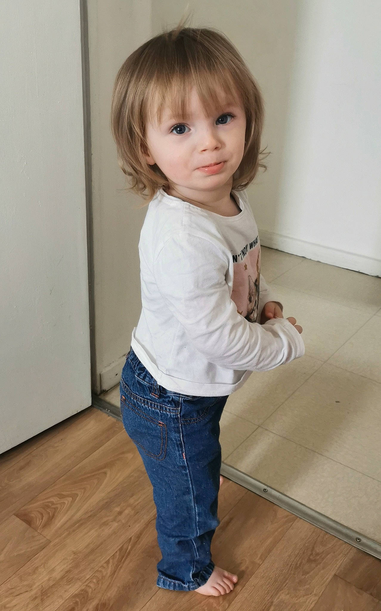 Océane participe au concours pour gagner de l'argent avec cette photo : baby_toddler_clothing, cheek, denim, face, floor, flooring, hardwood, human_leg, jeans, knee, laminate_flooring, leg, neck, person, shoulder, sleeve, toddler, varnish, waist, wood