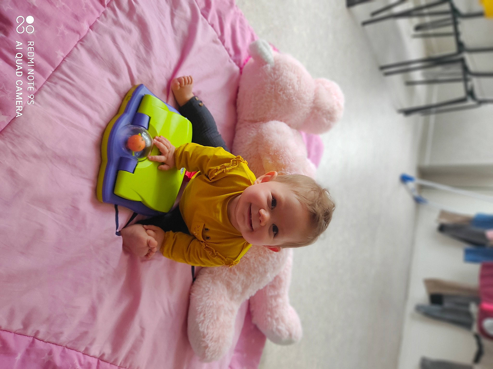 Elyna a rejoint le concours — aidez-le/la à gagner de superbes lots ! baby, baby_toys, bedtime, child, joy, person, pink, play, product, room, stuffed_toy, textile, toddler, toy, yellow