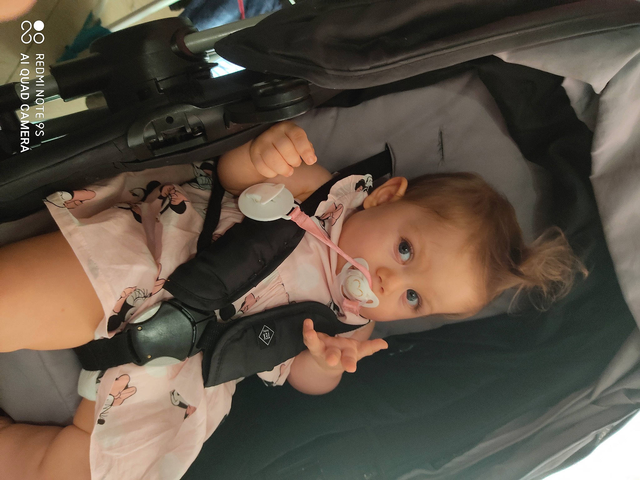 Elyna a rejoint le concours — aidez-le/la à gagner de superbes lots ! auto_part, baby, black_hair, car_seat, child, leg, mouth, person, product, toddler