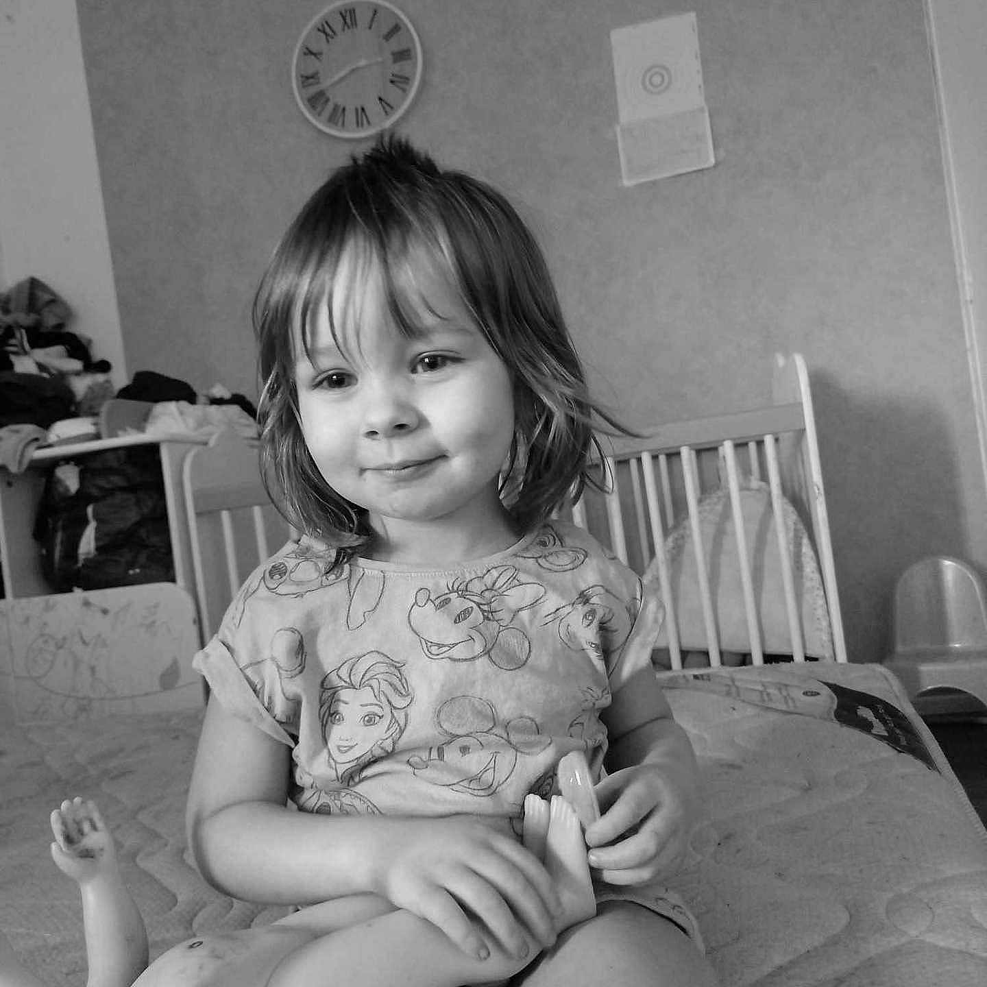 Tyana a rejoint le concours — aidez-le/la à gagner de superbes lots ! baby, bed, bedroom, bodypart, child, crib, face, female, finger, furniture, girl, hand, head, indoors, infantbed, person, photography, portrait, room, sitting