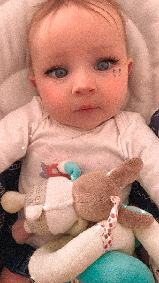 Tyana a rejoint le concours — aidez-le/la à gagner de superbes lots ! arm, baby, baby_toddler_clothing, cheek, dress, eyelash, finger, joint, lip, mammal, mouth, nose, organ, person, pink, product, skin, sleeve, textile, toy