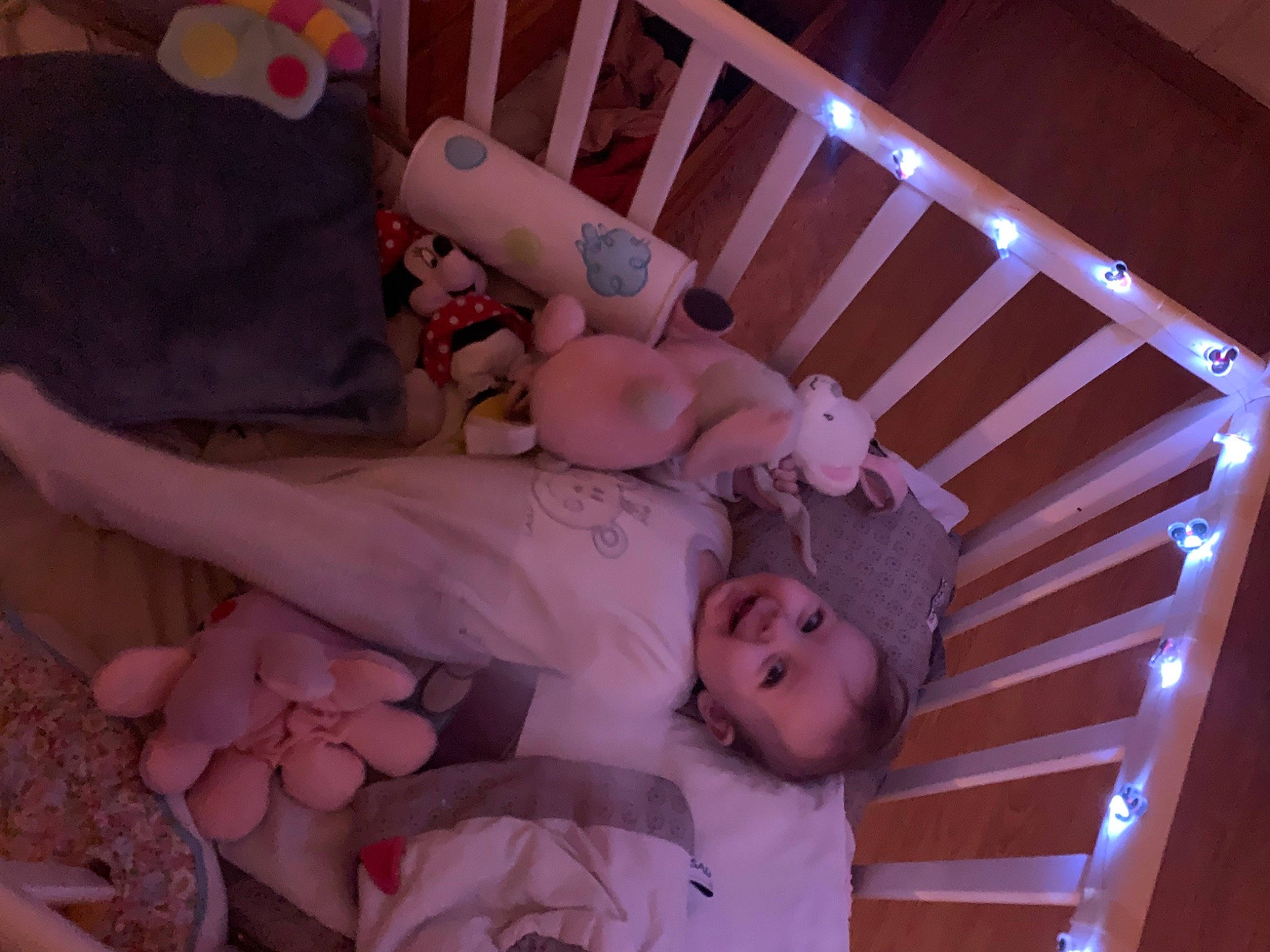 Tyana participe au concours pour gagner de l'argent avec cette photo : arm, baby, baby_products, baby_safety, baby_toddler_clothing, bed, child, comfort, cradle, event, finger, foot, head, human_body, human_leg, infant_bed, person, pink, textile, toddler