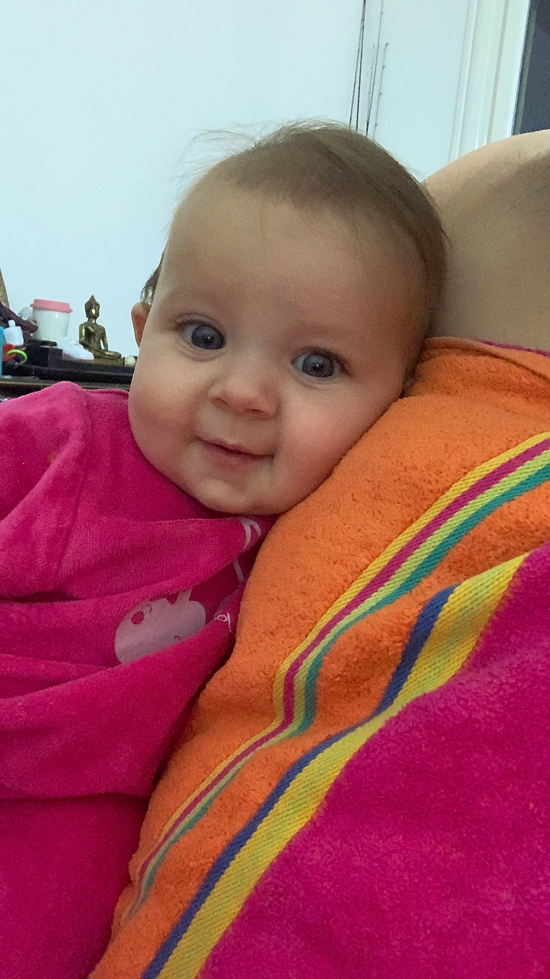 Tyana a rejoint le concours — aidez-le/la à gagner de superbes lots ! baby, baby_toddler_clothing, cheek, chest, eye, eyebrow, finger, happy, head, iris, lip, mammal, mouth, neck, nose, person, pink, skin, sky, smile