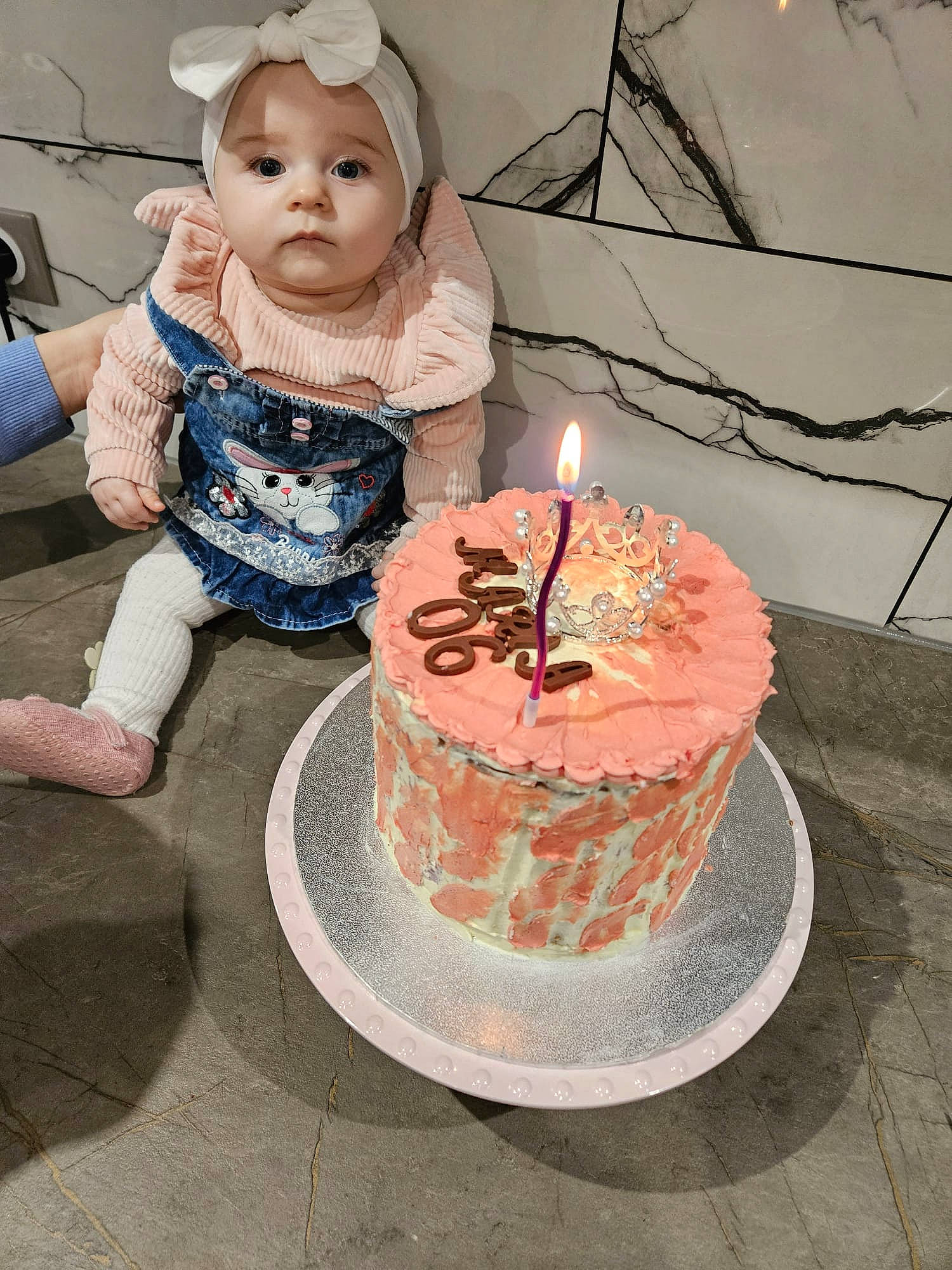Marie-hélène a rejoint le concours — aidez-le/la à gagner de superbes lots ! baby, baby_toddler_clothing, baked_goods, baking, birthday, birthday_cake, birthday_candle, buttercream, cake, cake_decorating, cake_decorating_supply, candle, chair, dessert, event, food, headwear, person, pink, sugar_cake
