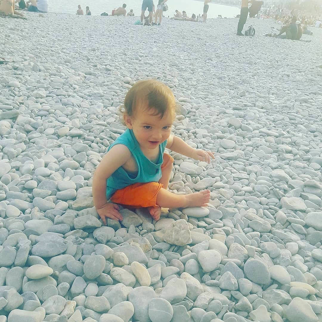 Francois participe au concours pour gagner de l'argent avec cette photo : child, flooring, fun, leisure, person, play, sand, sea, sitting, smile, summer, toddler, vacation, water