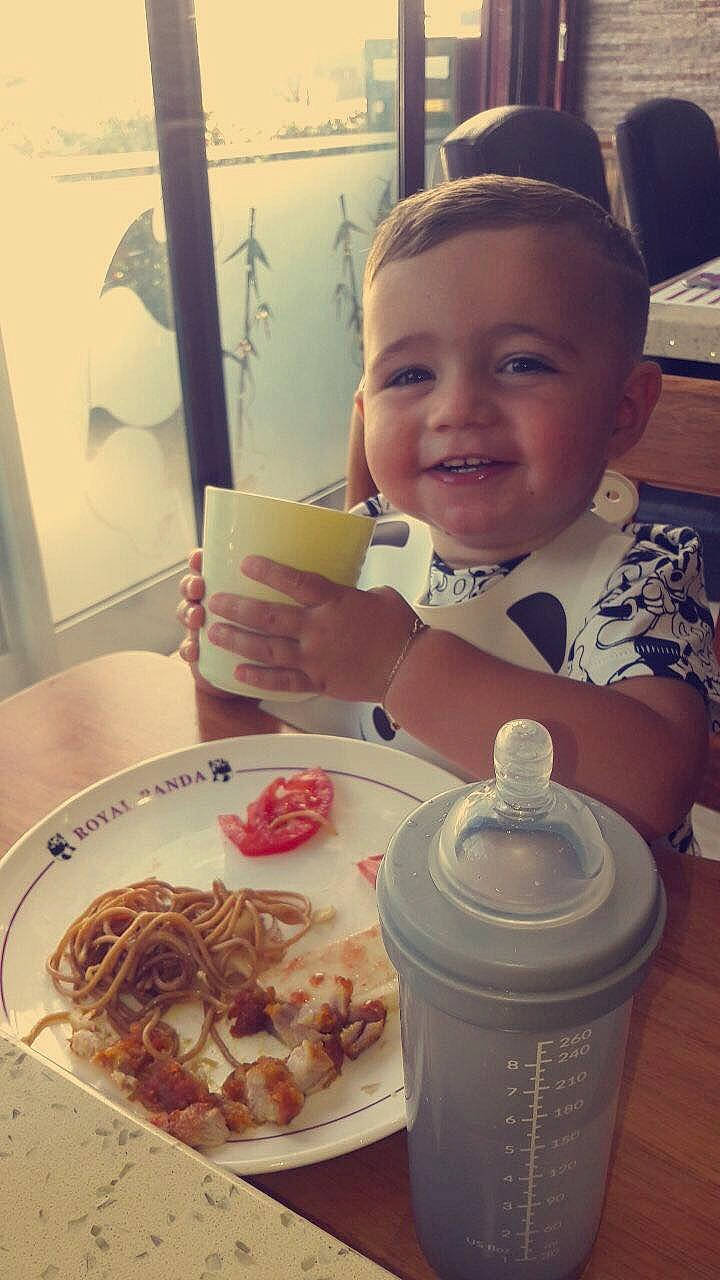 Leny participe au concours pour gagner de l'argent avec cette photo : al_dente, beauty, child, comfort_food, cuisine, cup, dish, drinkware, food, food_craving, happy, ingredient, joy, organ, person, plastic_bottle, plate, recipe, smile, table