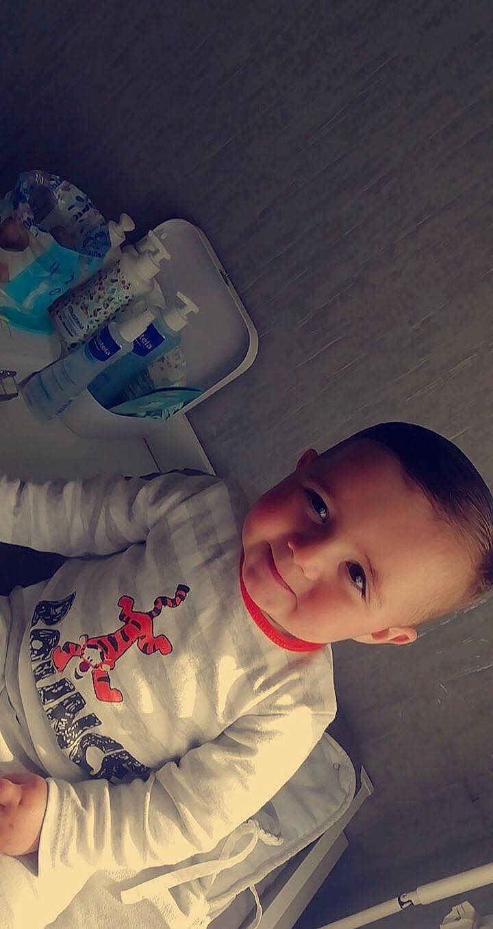 Leny participe au concours pour gagner de l'argent avec cette photo : arm, baby, baby_sleeping, baby_toddler_clothing, child, cloud, comfort, cool, finger, happy, joy, mineral_water, mouth, nose, person, plastic_bottle, skin, sleeve, smile, space