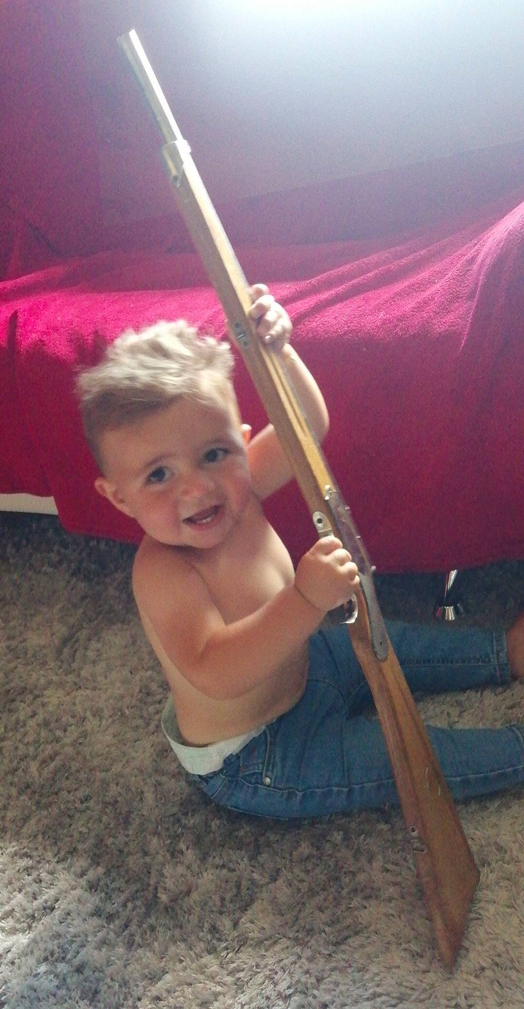 Leny participe au concours pour gagner de l'argent avec cette photo : baby, bumper, child, elbow, foot, fun, grass, happy, human_leg, leisure, magenta, person, play, recreation, sitting, smile, swing, tent, toddler, vacation