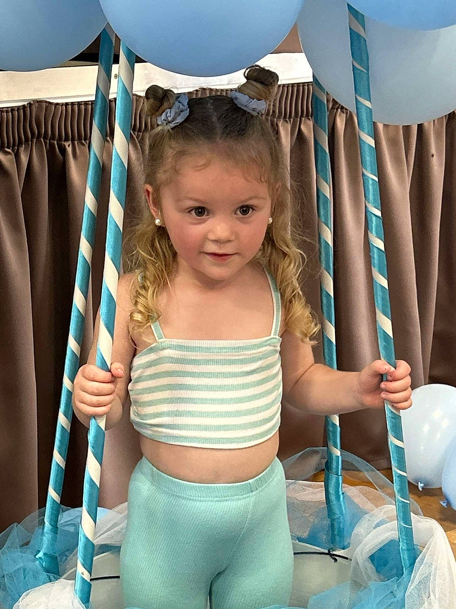 Tenessy a rejoint le concours — aidez-le/la à gagner de superbes lots ! azure, baby, baby_products, blue, child, electric_blue, event, fashion_accessory, fun, hairstyle, happy, leisure, person, photograph, shade, snapshot, summer, tent, toddler, vacation