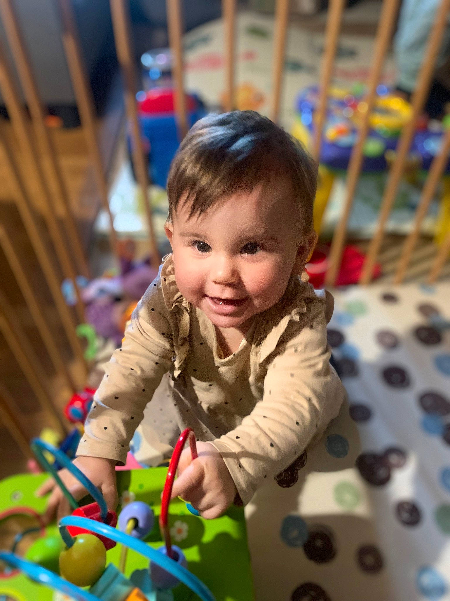 Julia a rejoint le concours — aidez-le/la à gagner de superbes lots ! baby, baby_products, baby_toddler_clothing, baby_toys, cheek, child, event, flooring, fun, happy, iris, joy, leisure, person, play, room, sitting, smile, snapshot, toddler