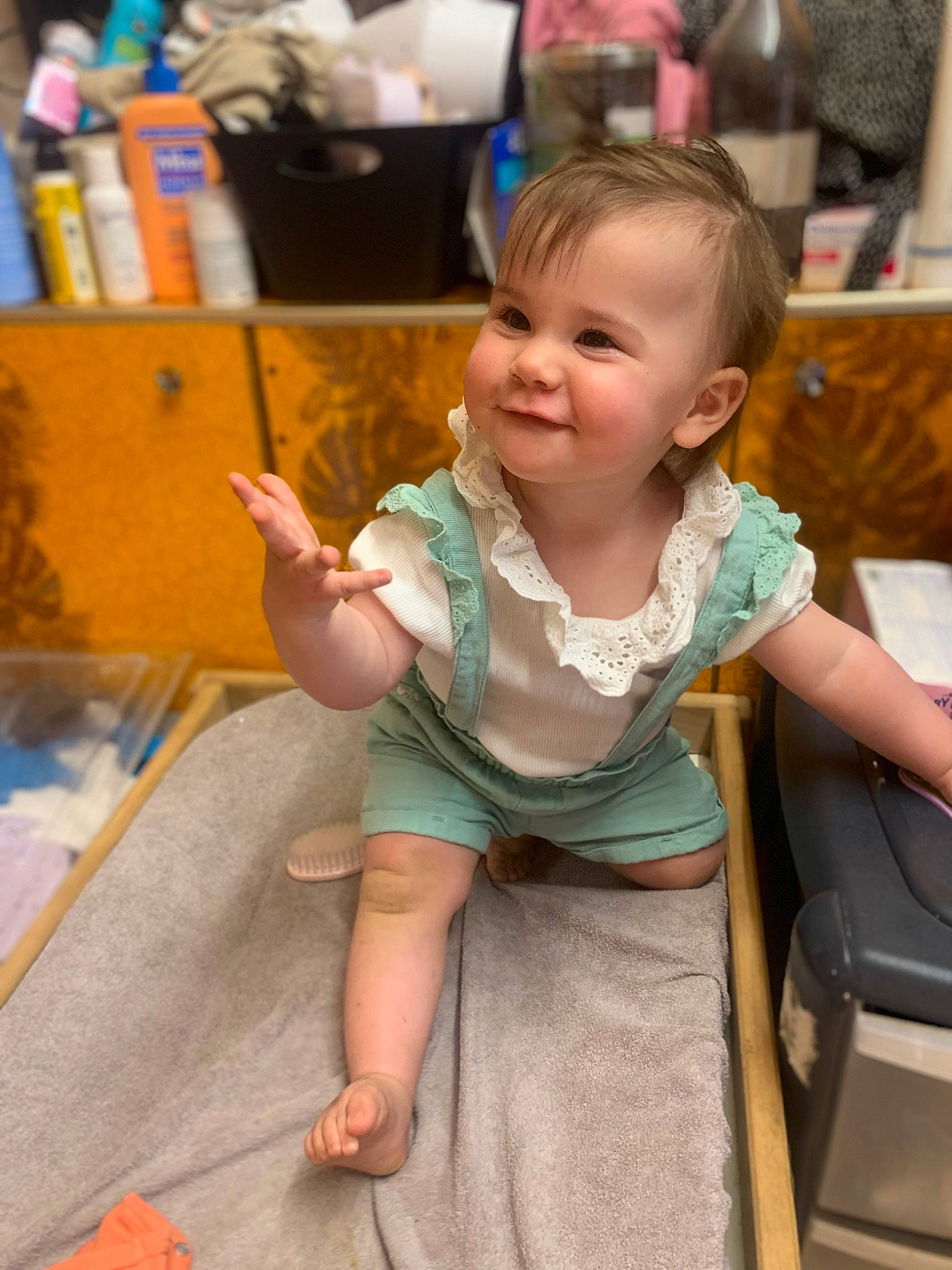 Julia a rejoint le concours — aidez-le/la à gagner de superbes lots ! baby, baby_toddler_clothing, chair, child, event, fun, hairstyle, hand, happy, human_leg, joy, leisure, person, play, recreation, sitting, skin, smile, standing, summer