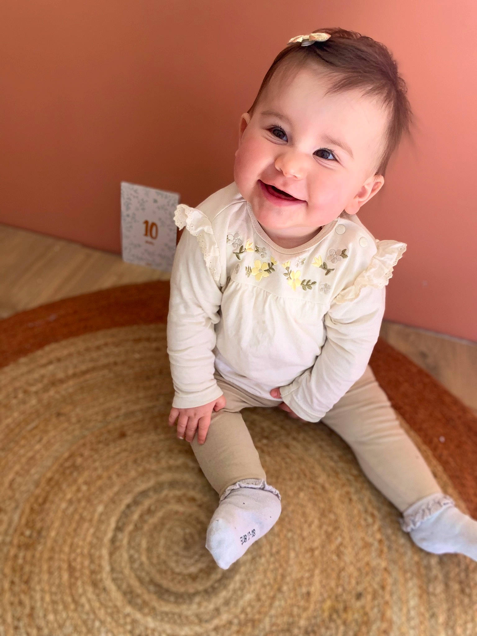 Julia participe au concours pour gagner de l'argent avec cette photo : baby, baby_toddler_clothing, cheek, child, comfort, finger, flash_photography, floor, flooring, happy, hardwood, human_leg, iris, joy, person, sitting, skin, sleeve, smile, toddler