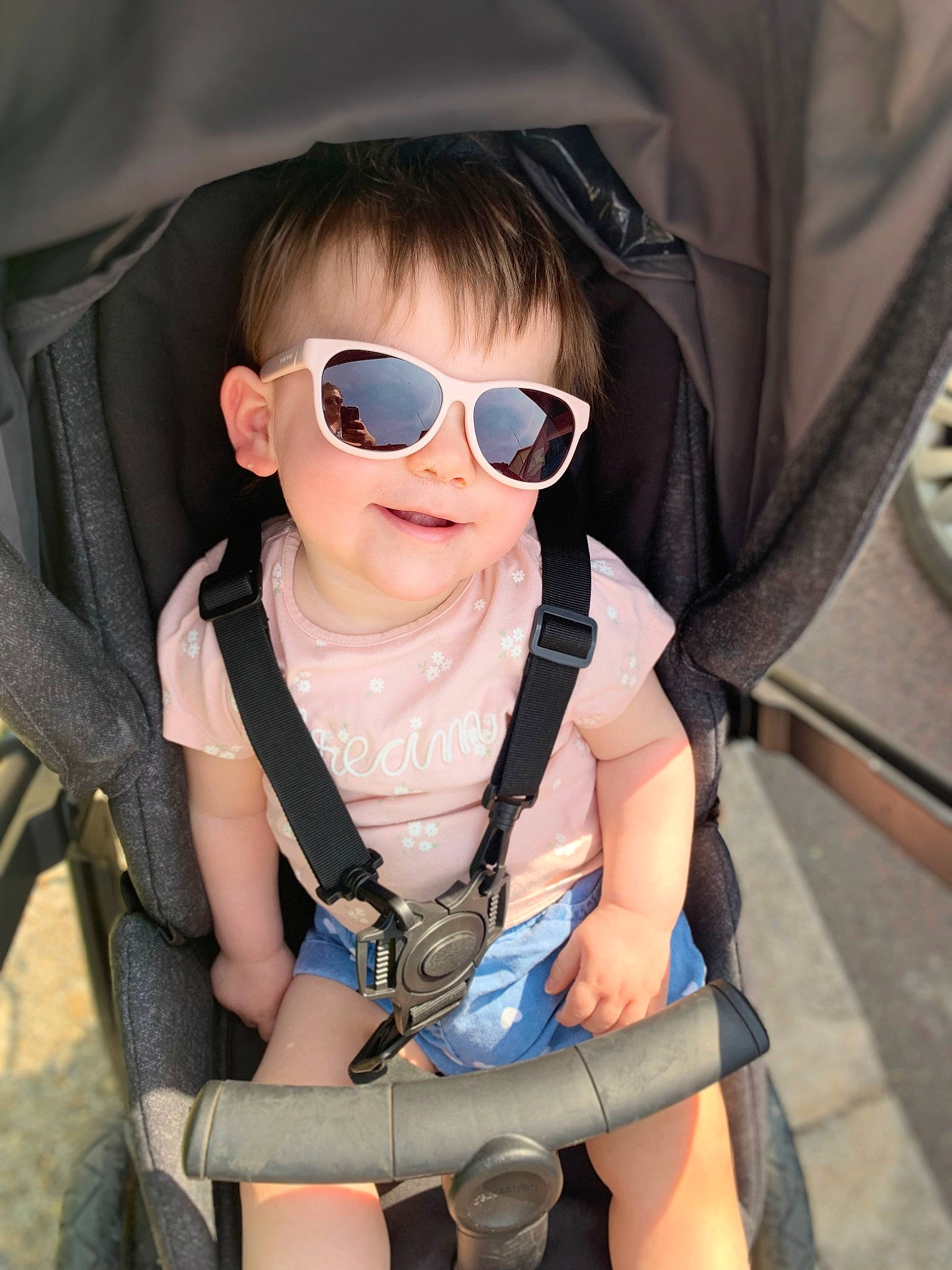 Julia a rejoint le concours — aidez-le/la à gagner de superbes lots ! auto_part, baby, baby_carriage, baby_products, baby_toddler_clothing, blond, child, comfort, eyewear, fashion_accessory, fun, goggles, head, joy, people, person, personal_protective_equipment, strap, sunglasses, tire