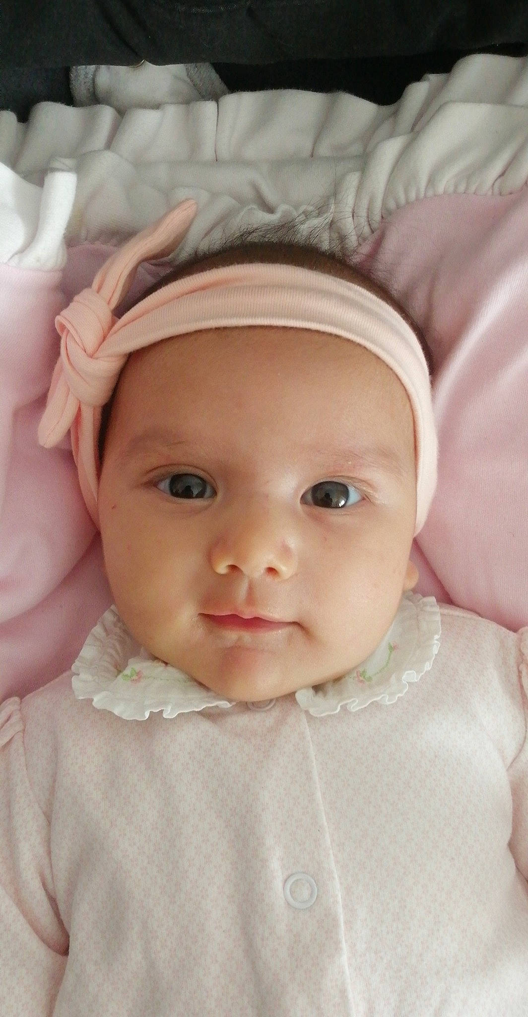 Yassmine participe au concours pour gagner de l'argent avec cette photo : baby, cheek, child, chin, close_up, ear, eye, eyebrow, face, forehead, head, headgear, headwear, lip, mouth, nose, person, pink, skin, smile