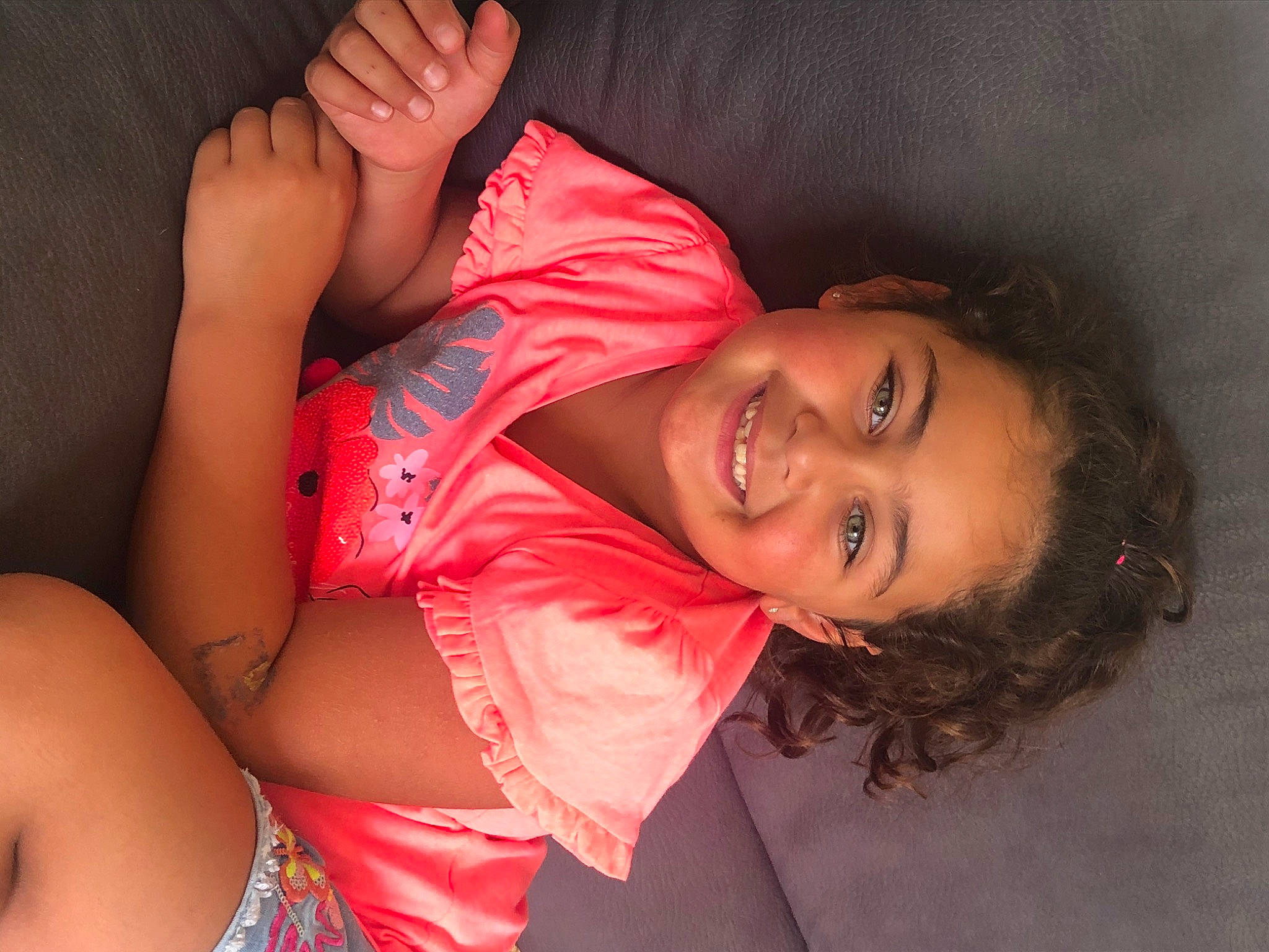 Lou-ann participe au concours pour gagner de l'argent avec cette photo : arm, comfort, eye, eyelash, face, facial_expression, flash_photography, hair, hand, head, human_body, joint, joy, lip, mouth, muscle, neck, person, shoulder, skin