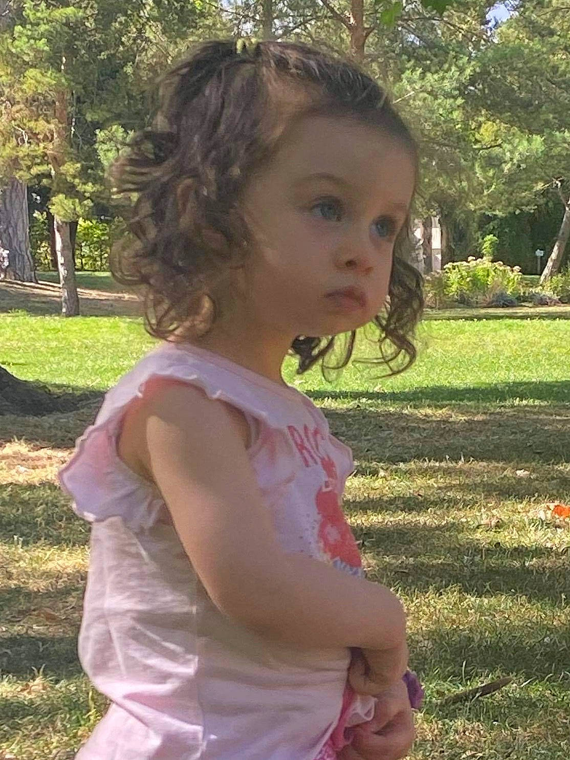 Agathe a rejoint le concours — aidez-le/la à gagner de superbes lots ! brown_hair, child, dress, grass, hair, hairstyle, long_hair, person, shoulder, smile, summer, toddler, tree, trunk