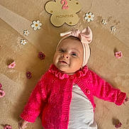 Cameron a rejoint le concours — aidez-le/la à gagner de superbes lots ! baby, blanket, bow, cozy, cute, decorations, eyes, flowers, hands, headband, indoors, infant, lying_down, milestone_sign, newborn, pink_cardigan, portrait, smile, soft_texture, two_months