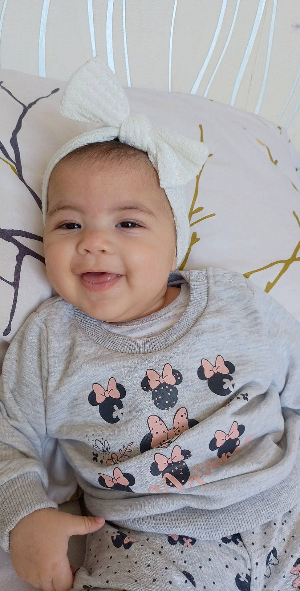 Inès a rejoint le concours — aidez-le/la à gagner de superbes lots ! baby, baby_toddler_clothing, cheek, child, chin, eye, face, happy, head, iris, joy, lip, pattern, person, pink, skin, sleeve, smile, t_shirt, textile