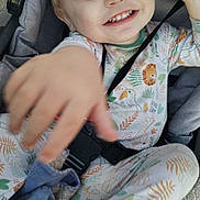 Olan a rejoint le concours — aidez-le/la à gagner de superbes lots ! toddler, child, smiling, pajamas, animal_print, stroller, seatbelt, blanket, hand, face, happy, young_child, outdoor, cute, infant, baby, clothing, seat, comfort, playful