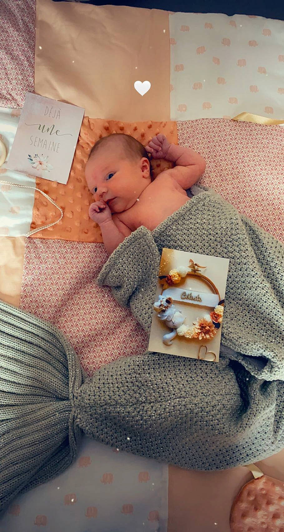 Céleste a rejoint le concours — aidez-le/la à gagner de superbes lots ! baby, baby_products, baby_sleeping, baby_toddler_clothing, bed_sheet, bedding, bedtime, comfort, doll, human_leg, linens, pattern, person, room, skin, stuffed_toy, textile, thigh, toddler, toy