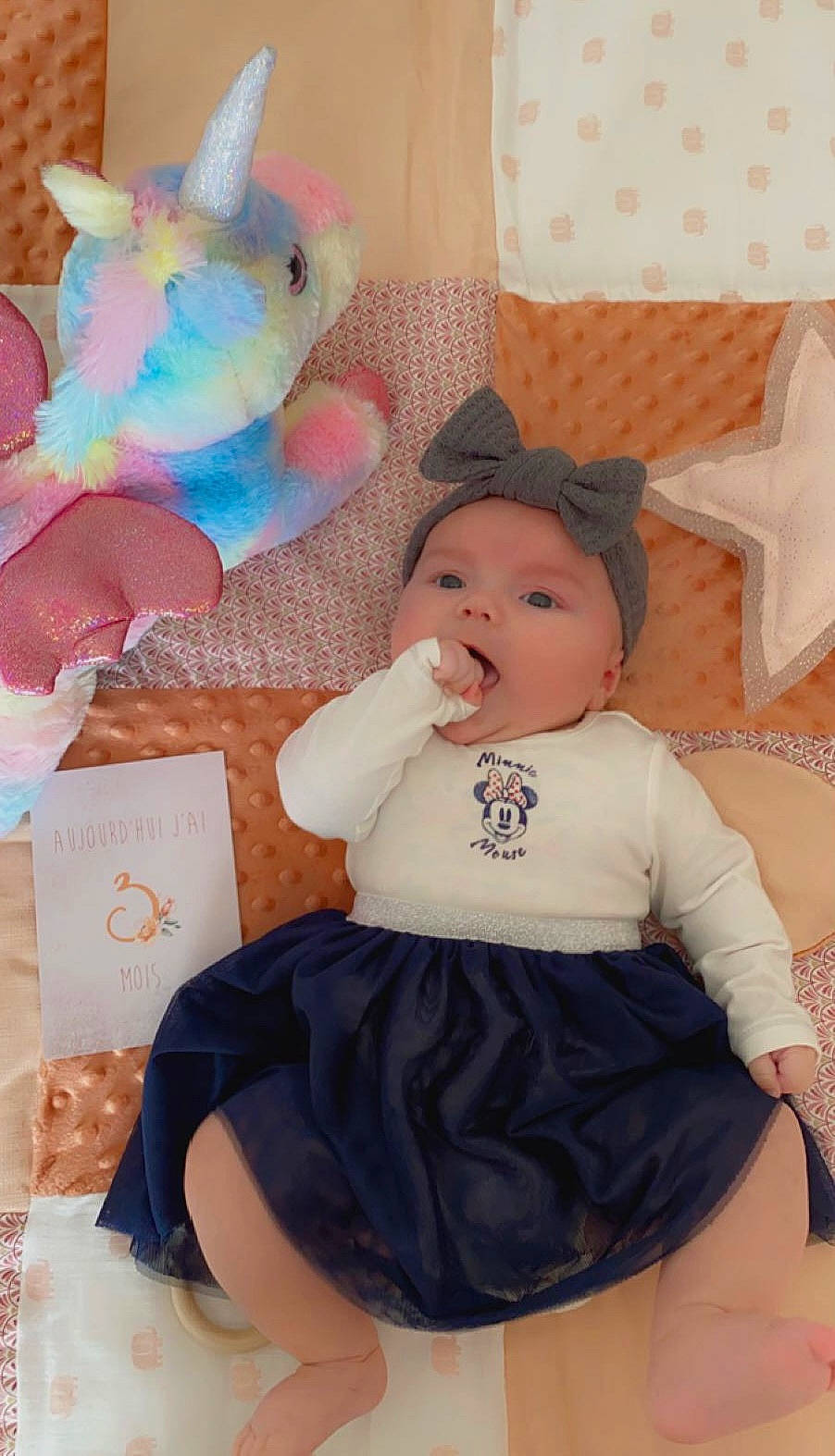 Céleste participe au concours pour gagner de l'argent avec cette photo : baby, baby_toddler_clothing, child, event, fun, happy, hat, headwear, party, party_supply, pattern, person, pink, plush, room, sitting, stuffed_toy, sun_hat, textile, toddler